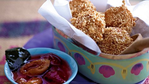 Sesamreisbällchen mit Asiapflaumen Rezept - Foto: House of Food / Bauer Food Experts KG