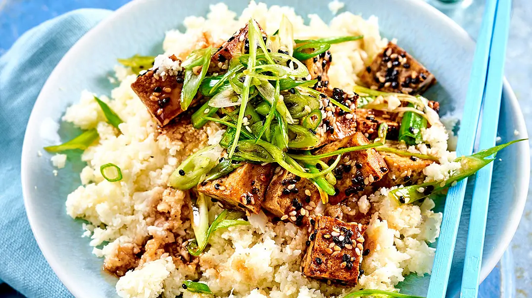 Sesamtofu auf Blumenkohlreis Rezept - Foto: LECKER @ Bauer Media Group Sesamtofu auf Blumenkohlreis Rezept - Foto: LECKER @ Bauer Media Group