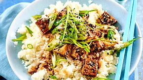 Sesamtofu auf Blumenkohlreis Rezept - Foto: LECKER @ Bauer Media Group Sesamtofu auf Blumenkohlreis Rezept - Foto: LECKER @ Bauer Media Group