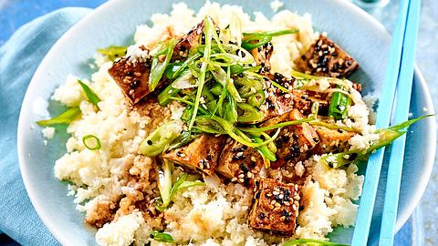 Sesamtofu auf Blumenkohlreis Rezept - Foto: House of Food / Bauer Food Experts KG