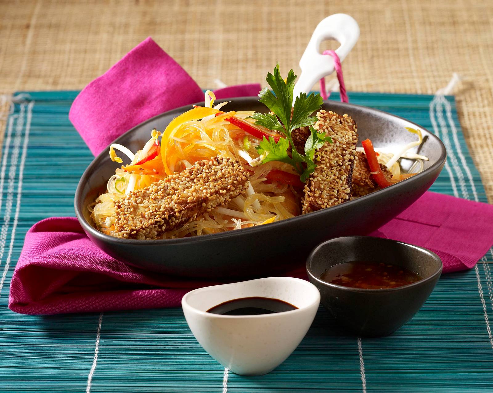 Sesamtofu auf Glasnudel-Gemüse-Salat Rezept | LECKER