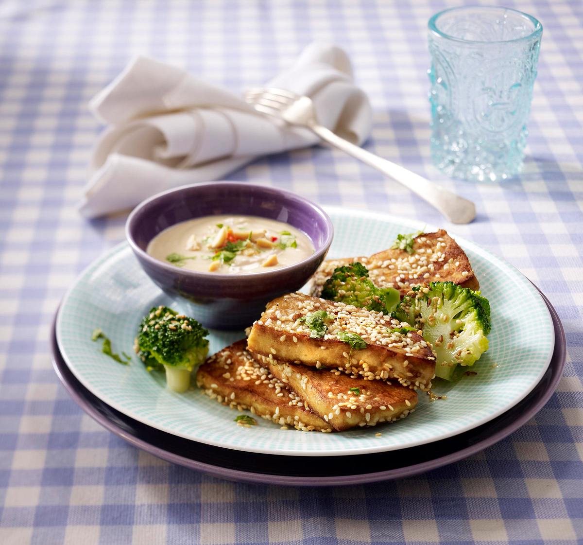 Sesamtofu mit Kokossoße und Brokkoli Rezept