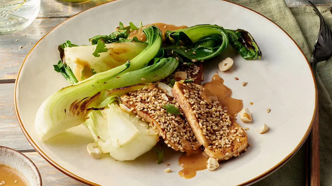 Sesamtofu mit Kokossoße und Pak-Choi Rezept - Foto: LECKER @ Bauer Media Group Sesamtofu mit Kokossoße und Pak-Choi Rezept - Foto: LECKER @ Bauer Media Group