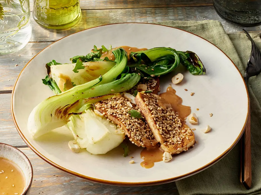 Sesamtofu mit Kokossoße und Pak-Choi Rezept Sesamtofu mit Kokossoße und Pak-Choi Rezept