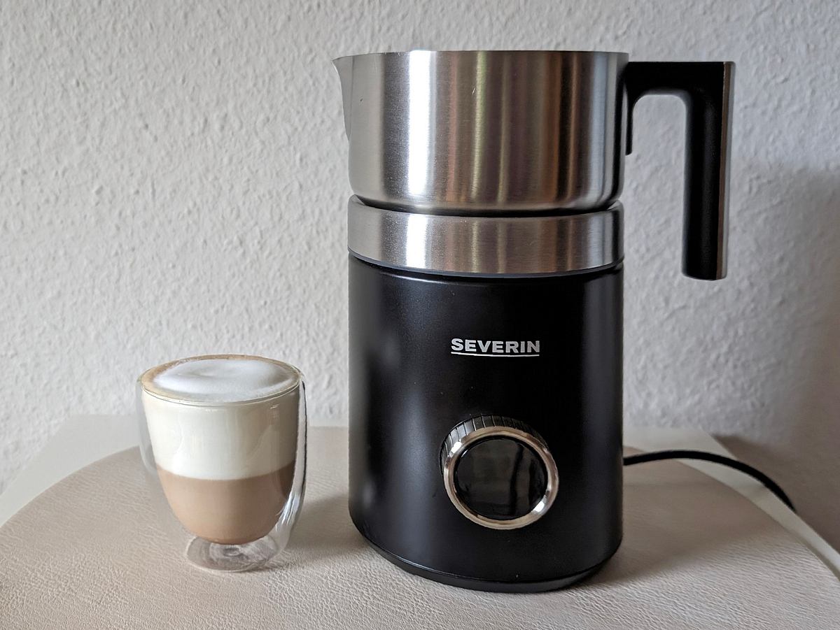 Der Severin Spuma 700 Plus neben einem Glas Cappuccino