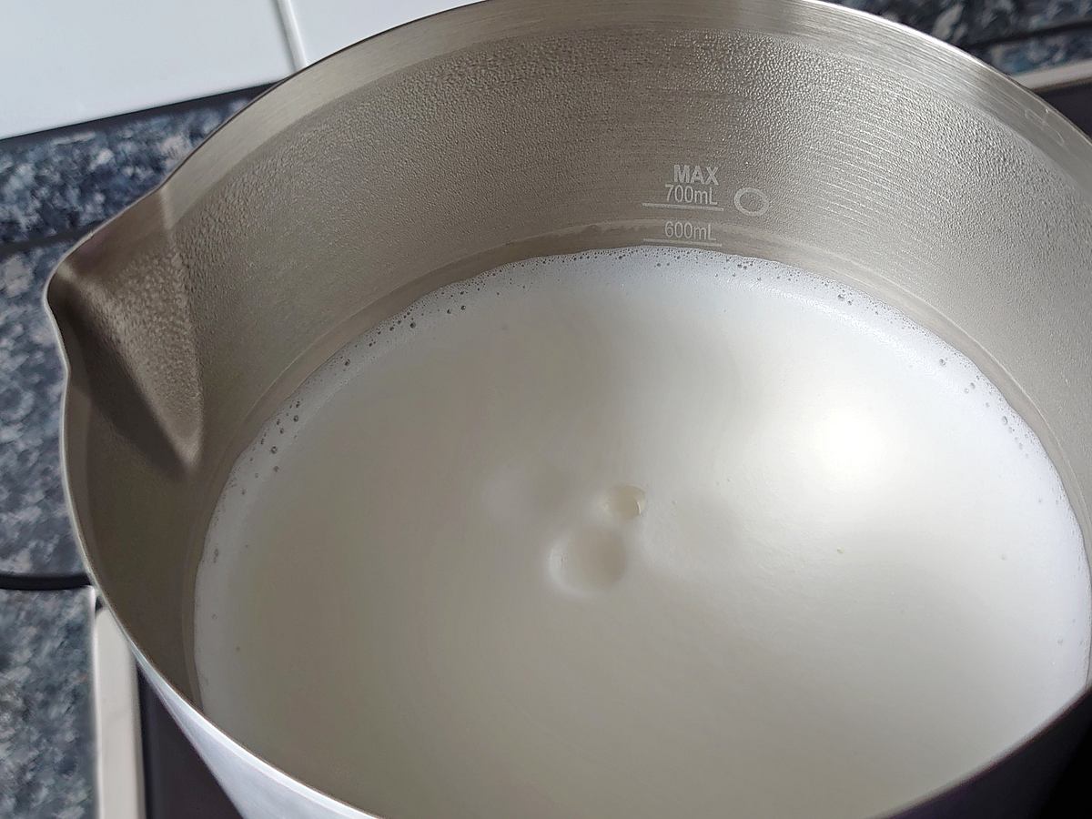 Milchschaum in der Kanne des Severin Spuma 700 Plus