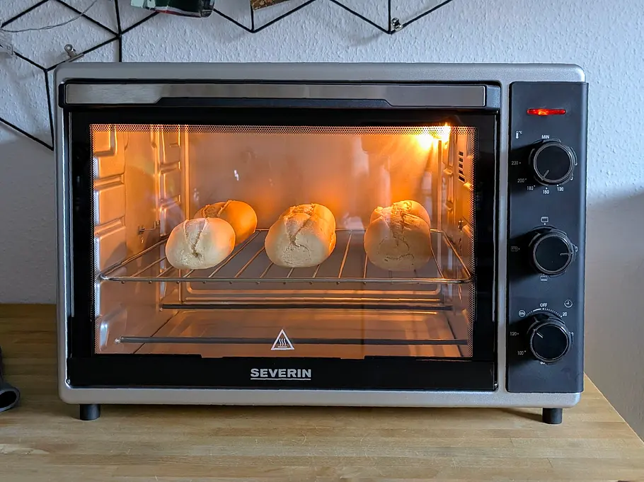 Der Severin TO 2058 Back- und Toastofen im Test Im Severin TO 2058 Back- und Toastofen werden Aufbackbrötchen zubereitet