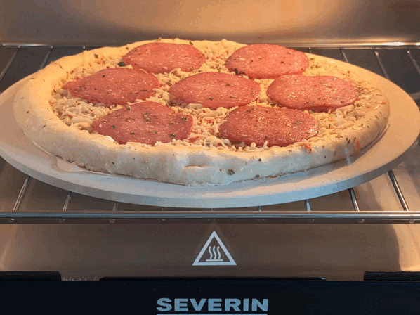 Pizza aus dem Severin TO 2058 Back- und Toastofen Im Zeitraffer ist zu sehen, wie Pizza im Severin TO 2058 Back- und Toastofen hochbäckt