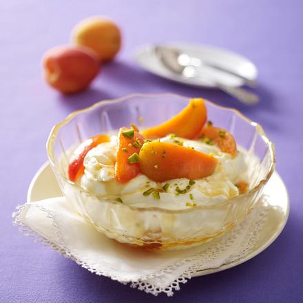 Sherry-Mascarponecreme mit Aprikosen und Pistazien Rezept Sherry-Mascarponecreme mit Aprikosen und Pistazien Rezept