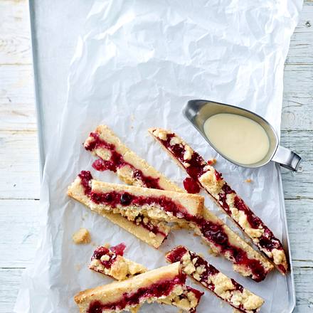 Shortbread Crumble Bars mit roter Grütze Rezept Shortbread Crumble Bars mit roter Grütze Rezept