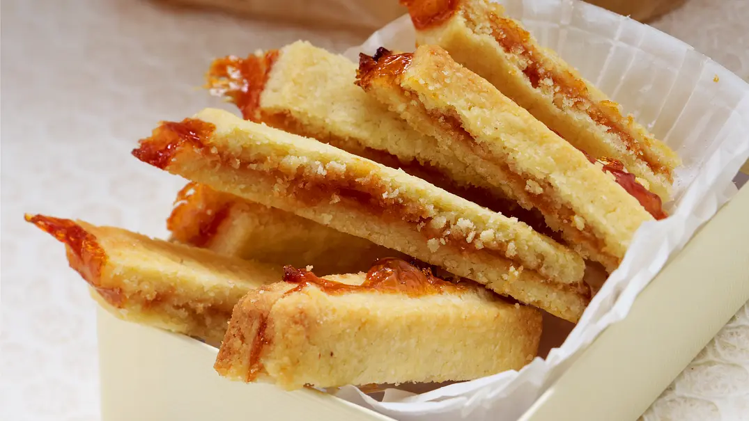 Shortbread-Fingerle mit Hagebutte Rezept - Foto: LECKER @ Bauer Media Group Shortbread-Fingerle mit Hagebutte Rezept - Foto: LECKER @ Bauer Media Group