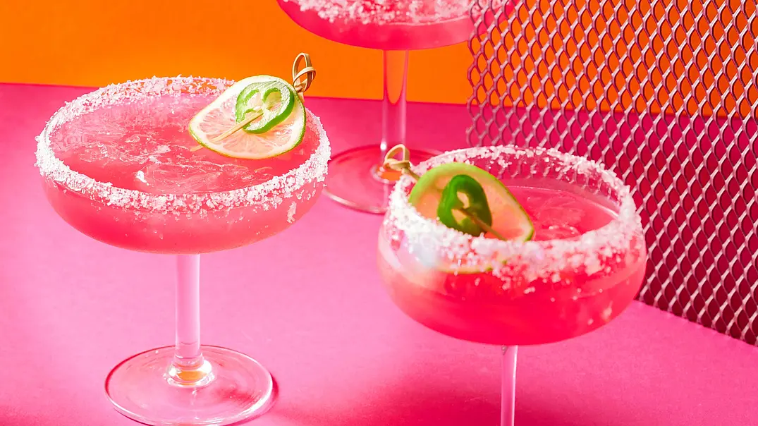 Pinkfarbene Margarita in 2 Cocktail-Schalen mit Salzrand und Limette - Foto: LECKER @ Bauer Media Group