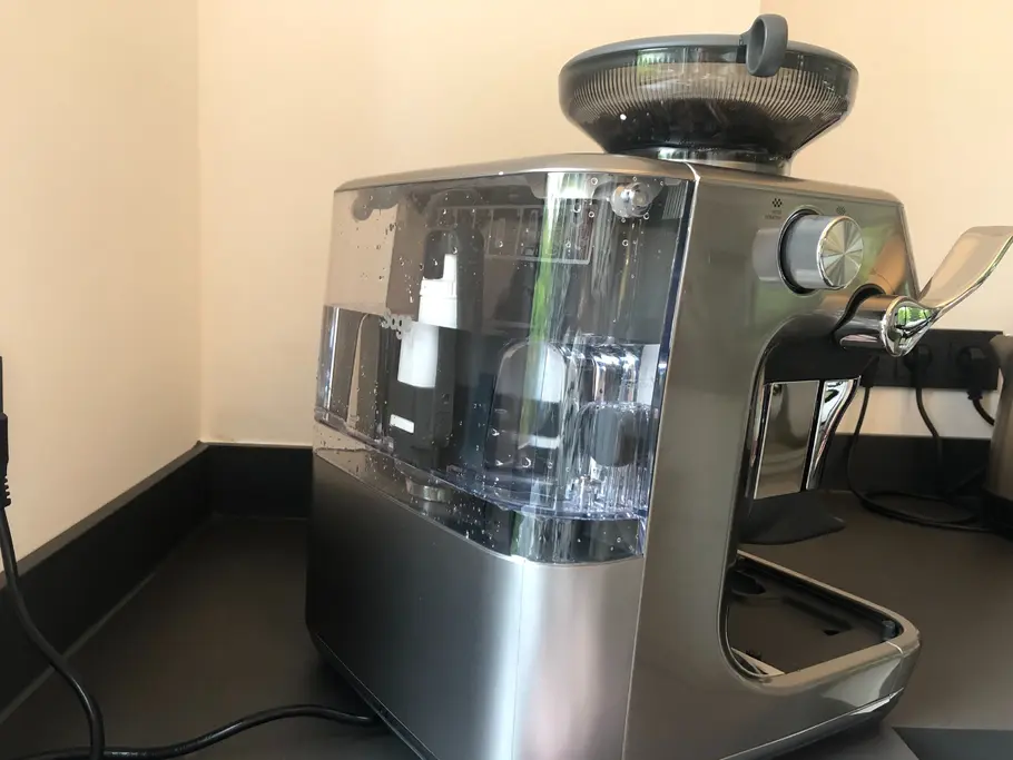 Siebträgermaschine Barista Touch Impress Wassertank mit eingesetztem Filter Siebträgermaschine Barista Touch Impress Wassertank mit eingesetztem Filter