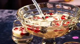 Top 5 Silvesterbowle: Sternstunden-Bowle - Foto: LECKER @ Bauer Media Group