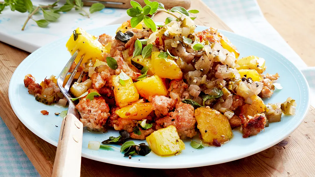 „Simply yummy“-Kartoffel-Mett-Pfanne Rezept - Foto: LECKER @ Bauer Media Group „Simply yummy“-Kartoffel-Mett-Pfanne Rezept - Foto: LECKER @ Bauer Media Group