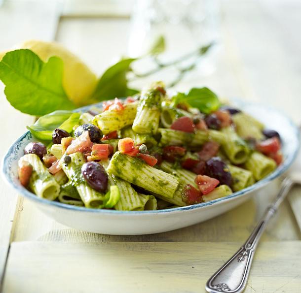 Sizilianischer Pastasalat mit Kräuterpesto und Kapern Rezept Sizilianischer Pastasalat mit Kräuterpesto und Kapern Rezept