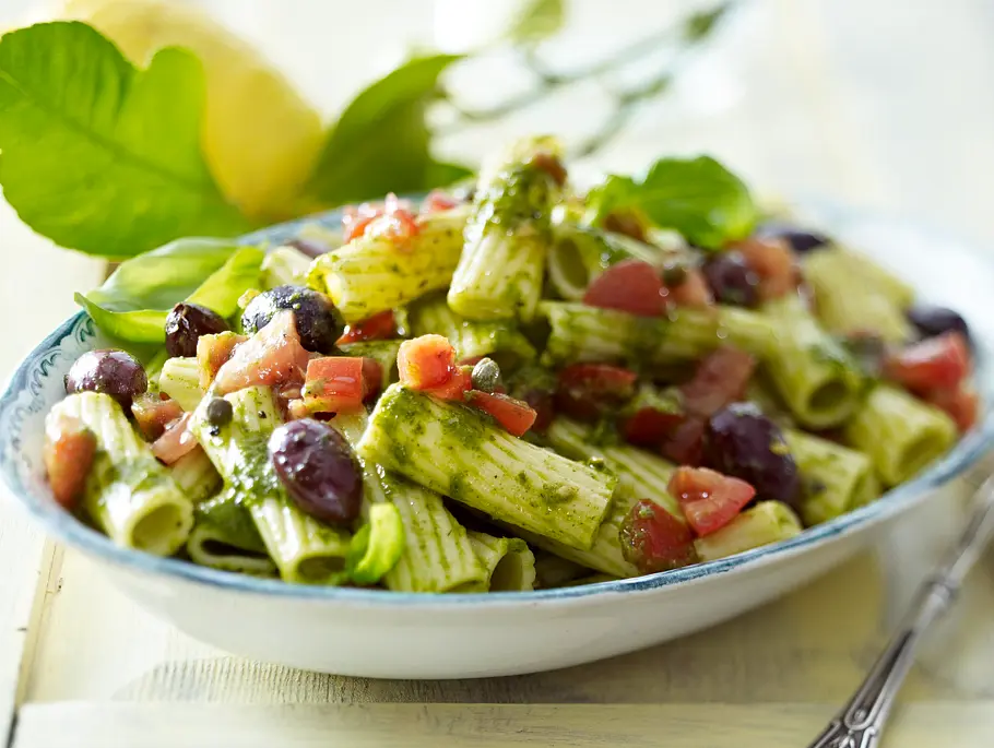 Sizilianischer Pastasalat mit Kräuterpesto und Kapern Rezept Sizilianischer Pastasalat mit Kräuterpesto und Kapern Rezept