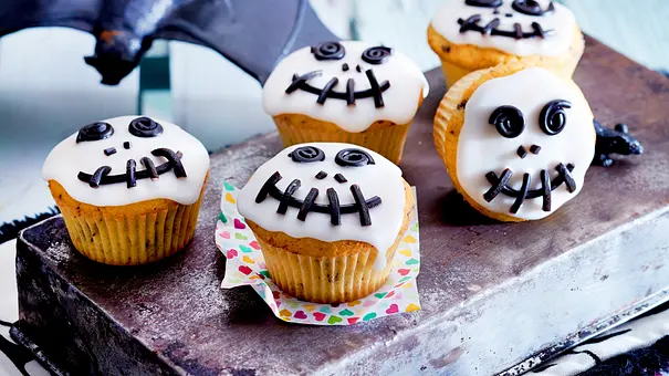 5 Skelett-Muffins verziert mit weißem Zuckerguss und Fratzen aus Lakritzschnecken-Stückchen - Foto: LECKER @ Bauer Media Group