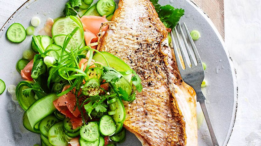 Skinny Bratfisch mit Cool-Down-Salat Rezept - Foto: House of Food / Bauer Food Experts KG