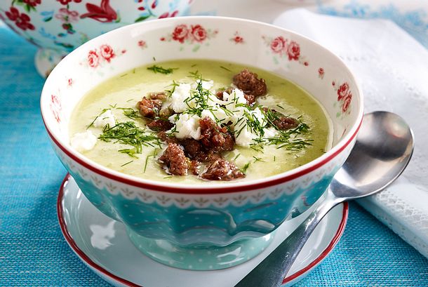 Skinny Schmorgurken-Hack-Suppe mit Feta Rezept Skinny Schmorgurken-Hack-Suppe mit Feta Rezept