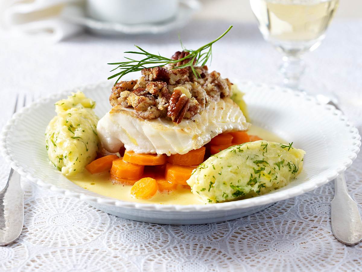 Skrei-Filet mit Pekannusskruste auf Orangensoße