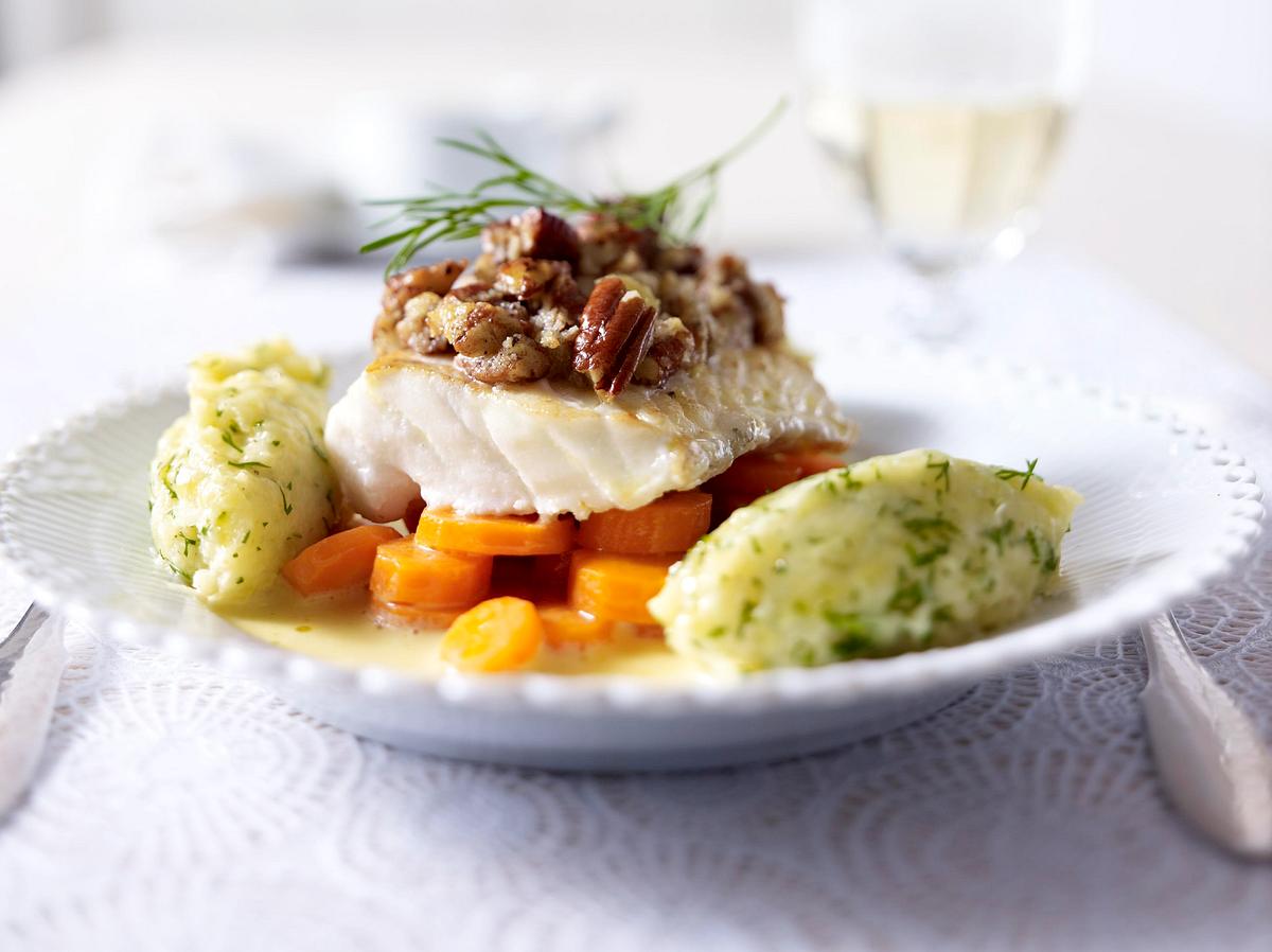 Skrei/Kabeljau-Filet mit Pekannusskruste auf Orangensoße Rezept