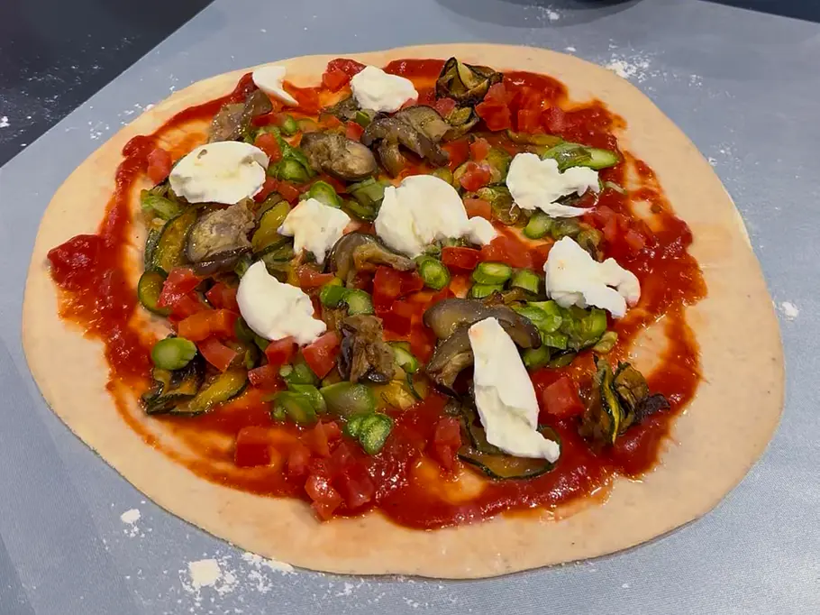 Skyr-Pizzateig Stefano Zarella Rezept Frisch belegter Pizzateig mit Tomatensauce, Aubergine, grünem Spargel und Mozzarella.