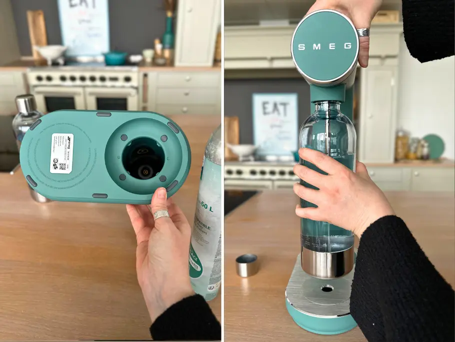Links: Eine Hand hält den Smeg Sodamaker von unten, sodass die Öffnung für die CO2-Flasche sichtbar wird; rechts: die Sprudlerflasche wird umständlich von zwei Händen eingeschraubt