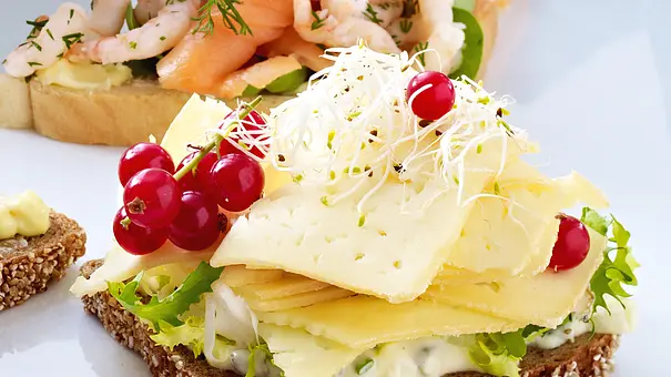 Dänische Rezepte: Smörrebröd mit Havartikäse - Foto: LECKER @ Bauer Media Group Dänische Rezepte: Smörrebröd mit Havartikäse - Foto: LECKER @ Bauer Media Group