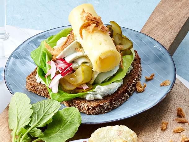 Smørrebrød mir würzigem Käse Rezept
