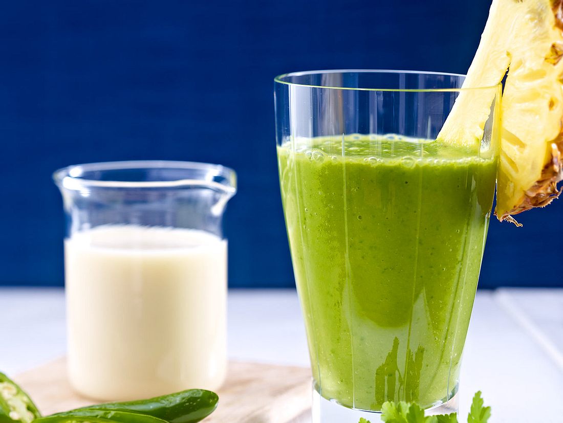 Smoothie aus Banane, Avocado, Spinat, Ananas und Petersilie Rezept | LECKER