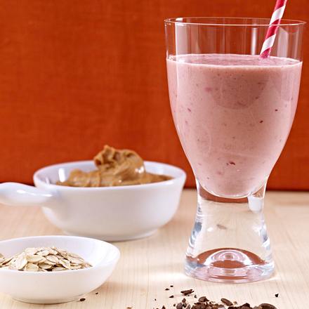 Smoothie aus Erdbeeren, Kirschen, Mandelmilch und Joghurt Rezept Smoothie aus Erdbeeren, Kirschen, Mandelmilch und Joghurt Rezept
