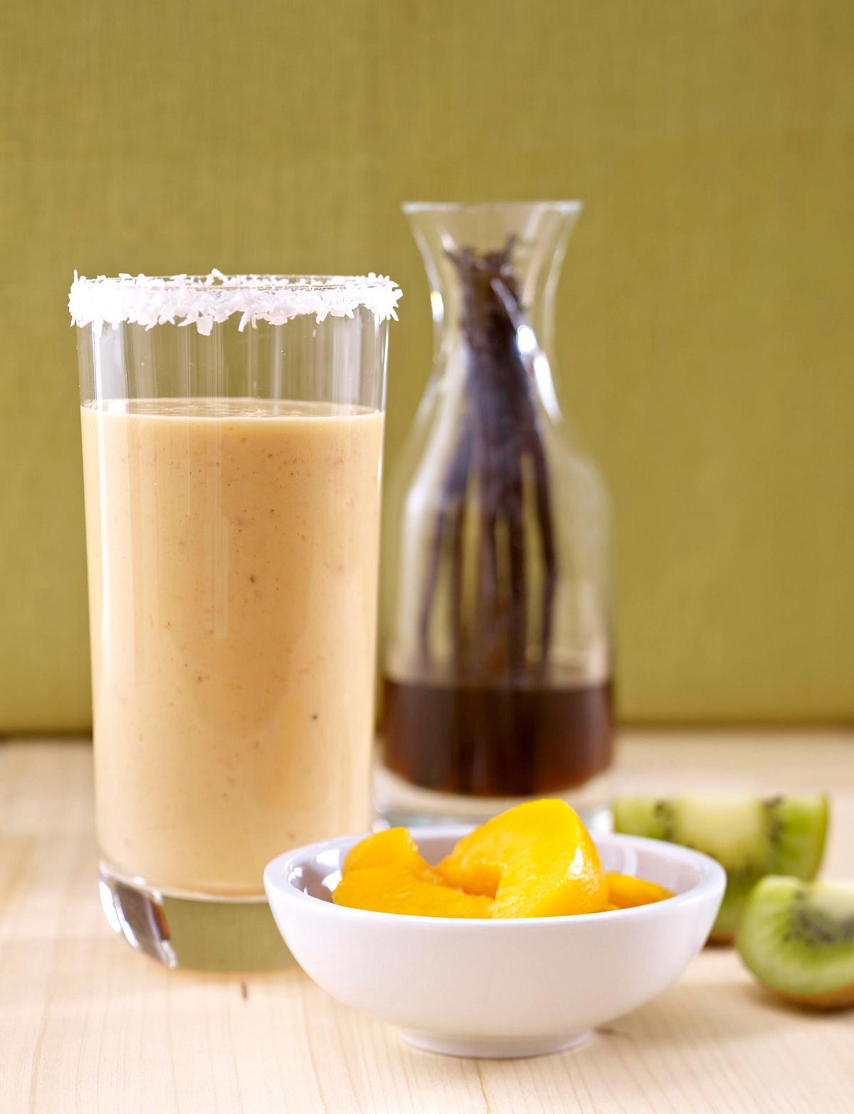 Smoothie aus Mango, Erdbeeren und Kokoswasser Rezept