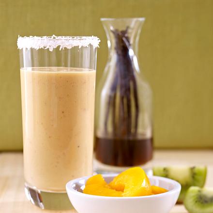 Smoothie aus Mango, Erdbeeren und Kokoswasser Rezept Smoothie aus Mango, Erdbeeren und Kokoswasser Rezept