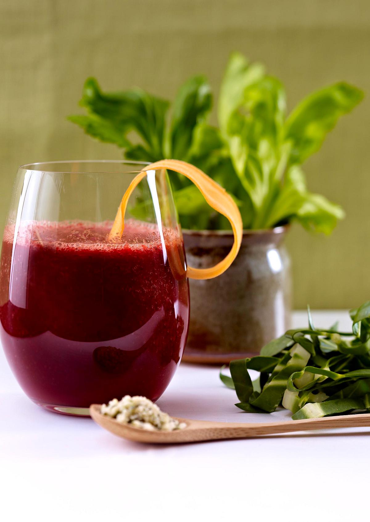 Smoothie aus Orange, Rote Bete, Grünkohl und grünem Tee Rezept