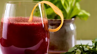 Smoothie aus Orange, Rote Bete, Grünkohl und grünem Tee Rezept - Foto: LECKER @ Bauer Media Group