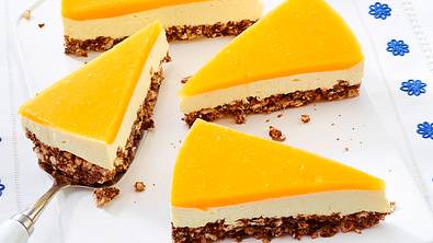 Smoothie-Käsekuchen mit Mango-Guss und Puffreisboden Rezept - Foto: LECKER @ Bauer Media Group