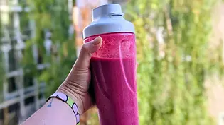 Eine Hand hält den tragbaren Becher eines Smoothie Makers, der mit rotem Smoothie gefüllt ist. - Foto: Lecker @ Bauer Media Group / Emily Beckmann Eine Hand hält den tragbaren Becher eines Smoothie Makers, der mit rotem Smoothie gefüllt ist. - Foto: Lecker @ Bauer Media Group / Emily Beckmann