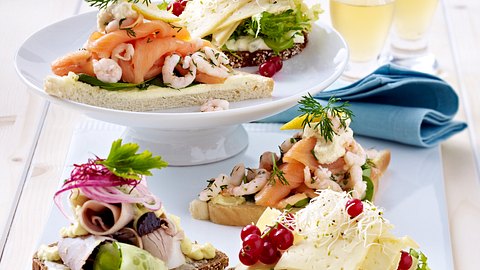 Smørrebrød (dänische Brothappen) mit Harvartikäse Rezept - Foto: House of Food / Bauer Food Experts KG