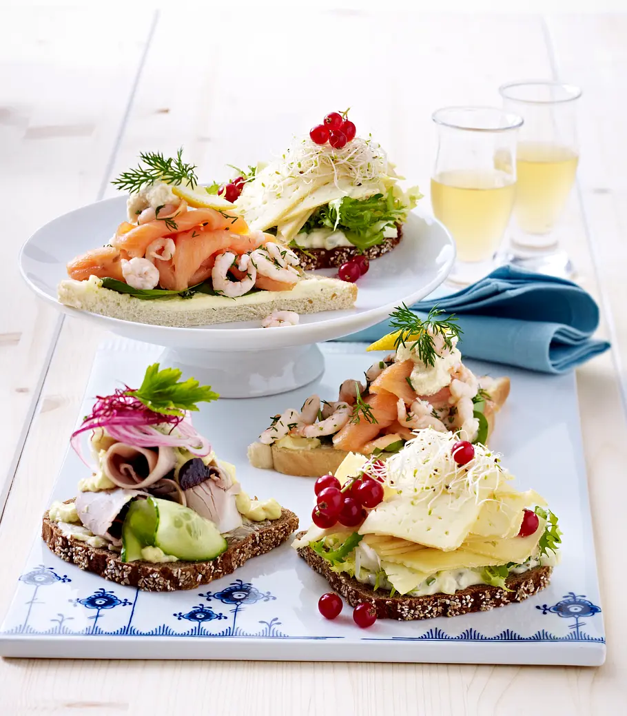 Smørrebrød (dänische Brothappen) mit Harvartikäse Rezept Smørrebrød (dänische Brothappen) mit Harvartikäse Rezept