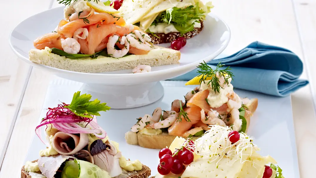 Smørrebrød (dänische Brothappen) mit Schweinebraten Rezept - Foto: LECKER @ Bauer Media Group Smørrebrød (dänische Brothappen) mit Schweinebraten Rezept - Foto: LECKER @ Bauer Media Group