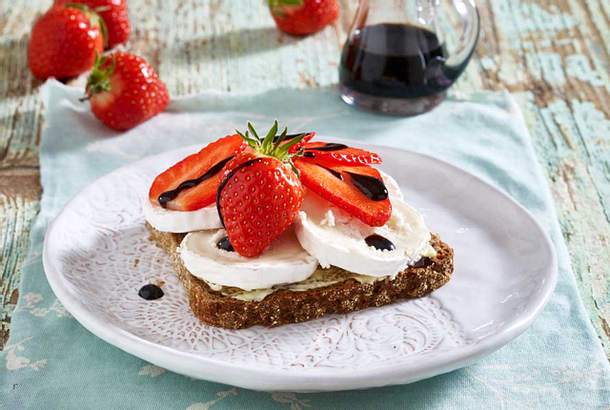 Smørrebrød mit Ziegenkäse und Erdbeeren Rezept