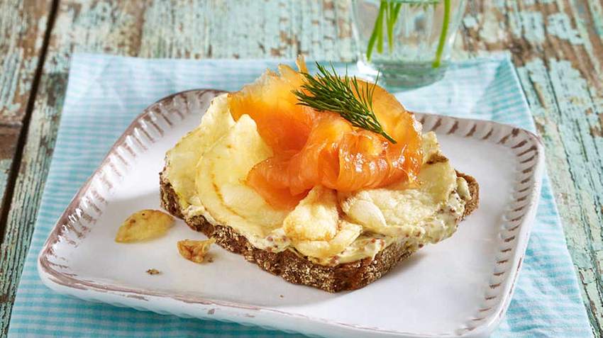 Smørrebrød Lachs und Chips Rezept - Foto: Food & Foto, Hamburg