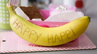 Ein Banane mit der Aufschrift Häppy Happi auf einem rosa Brettchen - Foto: LECKER @ Bauer Media Group