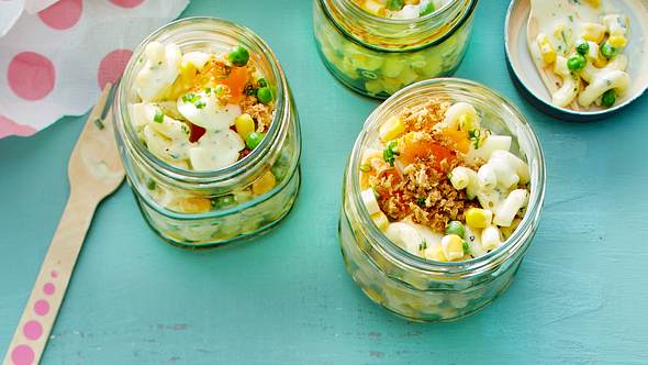 Snacks zum Mitnehmen: Hörnchen-Nudelsalat im Glas - Foto: House of Food / Bauer Food Experts KG