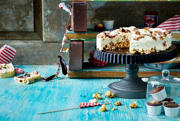 Snickers Cheese Cake auf Crunchy Popcornboden Rezept