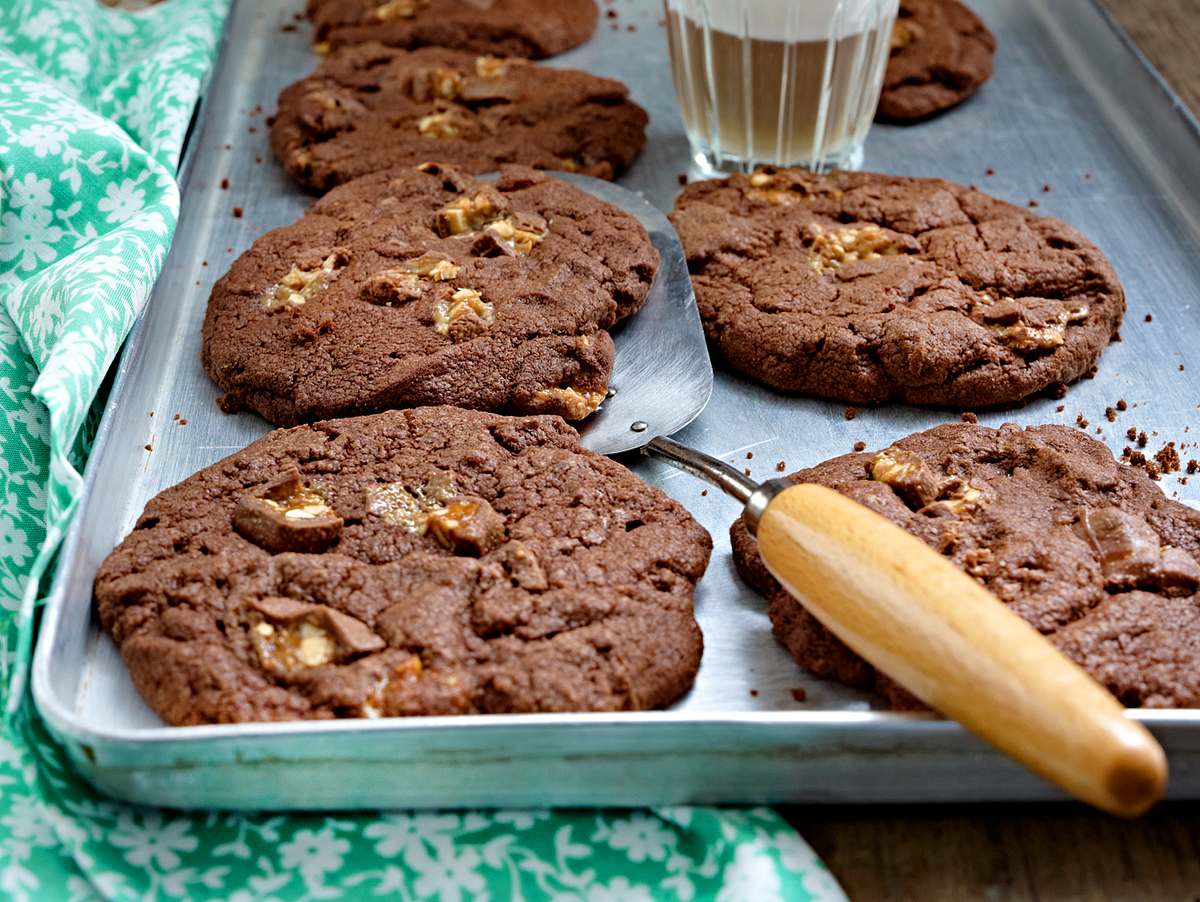 Snickers Cookies auf einem Blech frisch aus dem Ofen