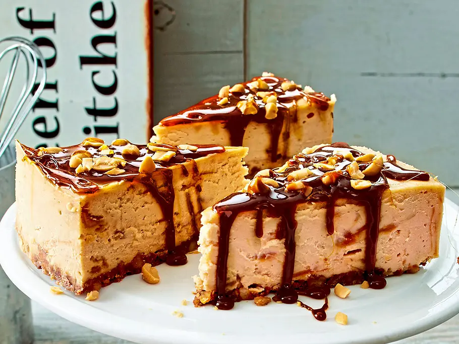 Snickers-Käsekuchen mit Schokosoße Snickers-Käsekuchen mit Schokosoße