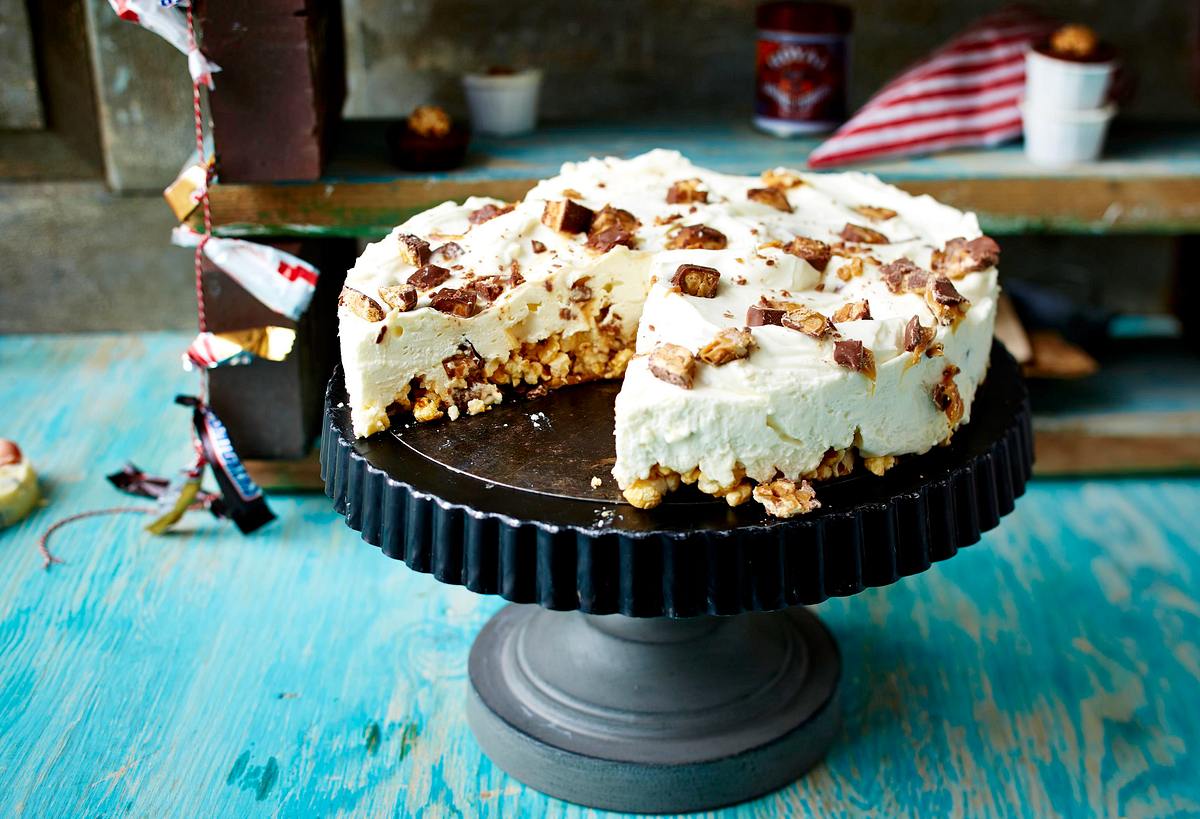 Snickers-Käsekuchen mit Popcornboden Rezept