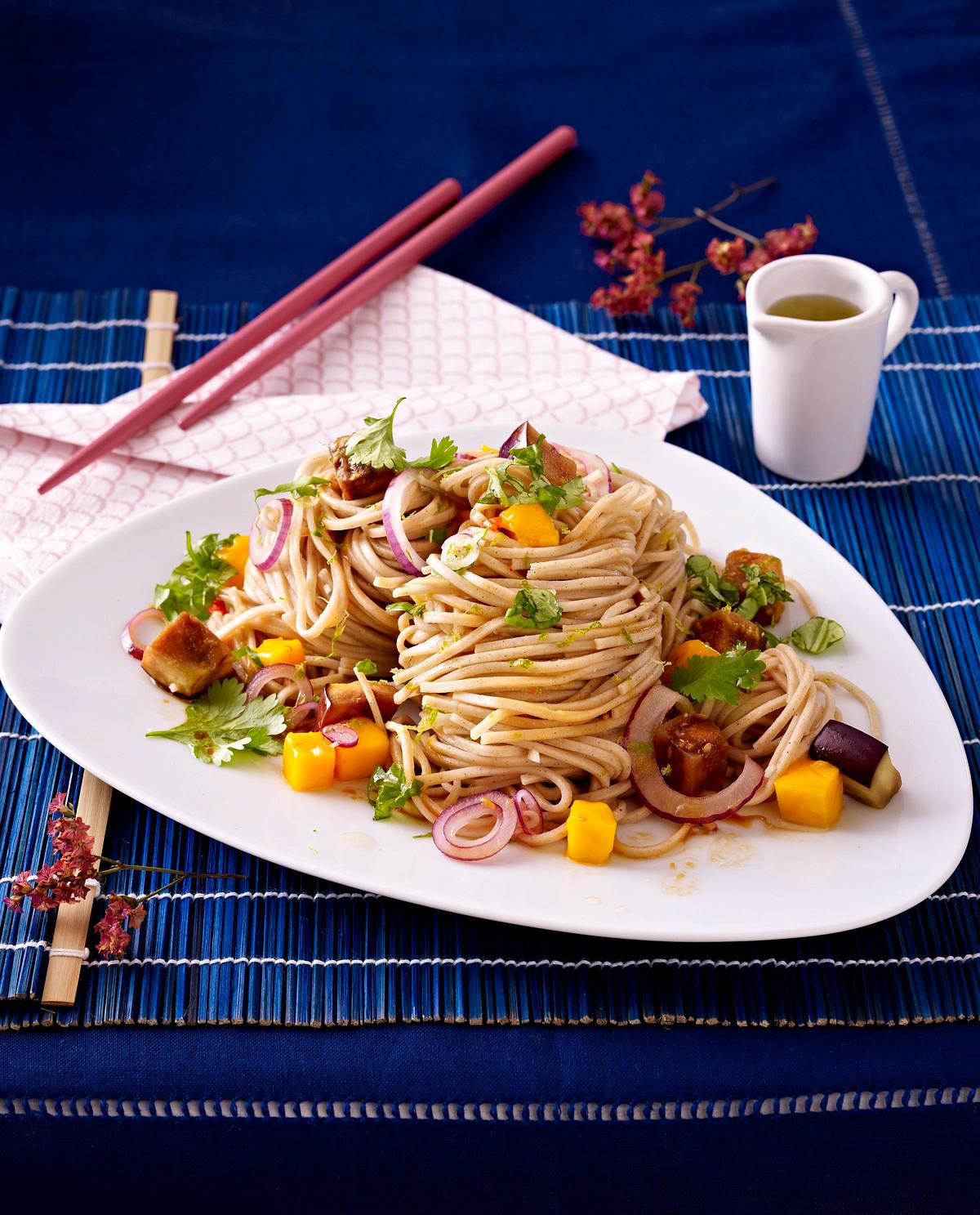 Soba-Nudeln mit Aubergine und Mango Rezept